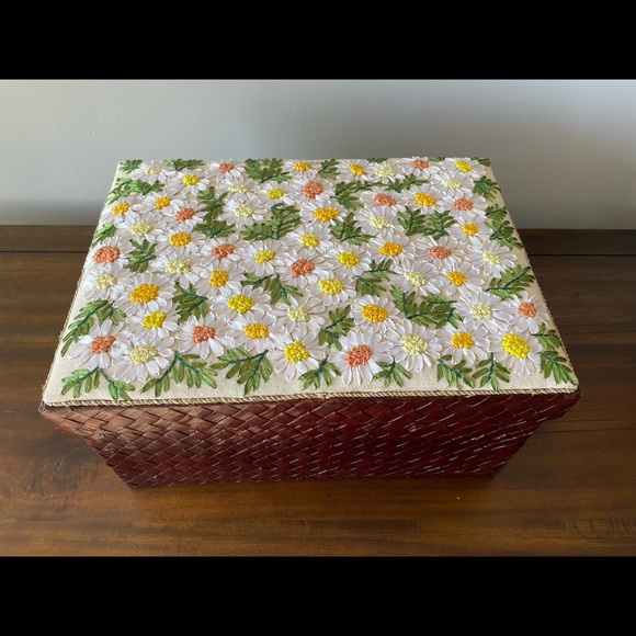 Silk embroidered box with yellow daisy flora on the lids - Picture 3 of 4
